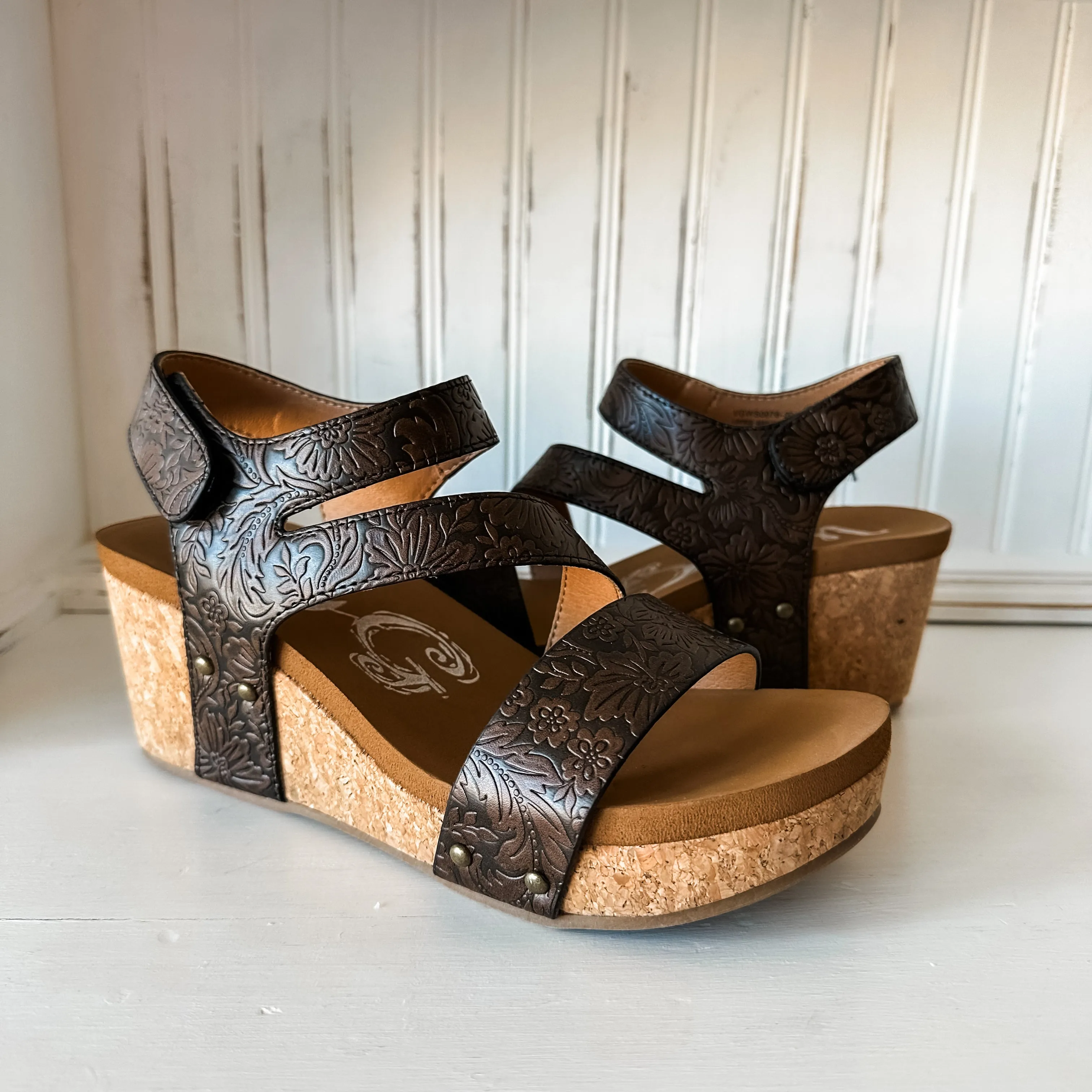 Casper Tooled Wedge Sandal - Chocolate