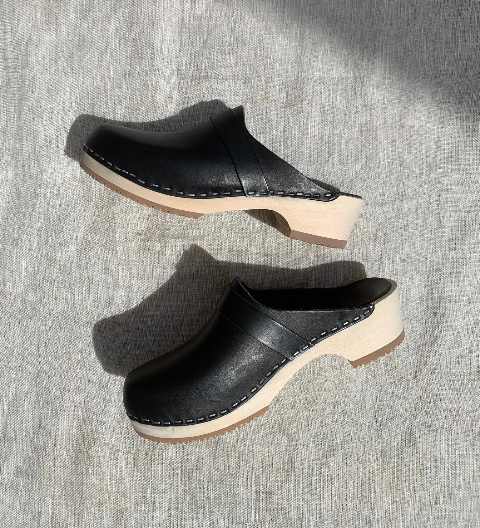 Elsa Classic Black Leather Clogs