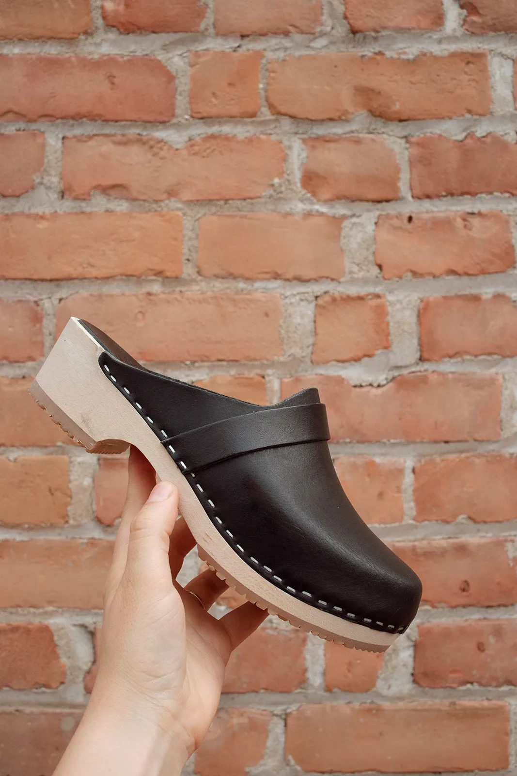 Elsa Classic Black Leather Clogs