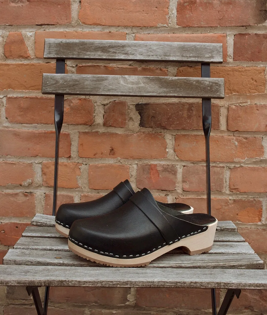 Elsa Classic Black Leather Clogs