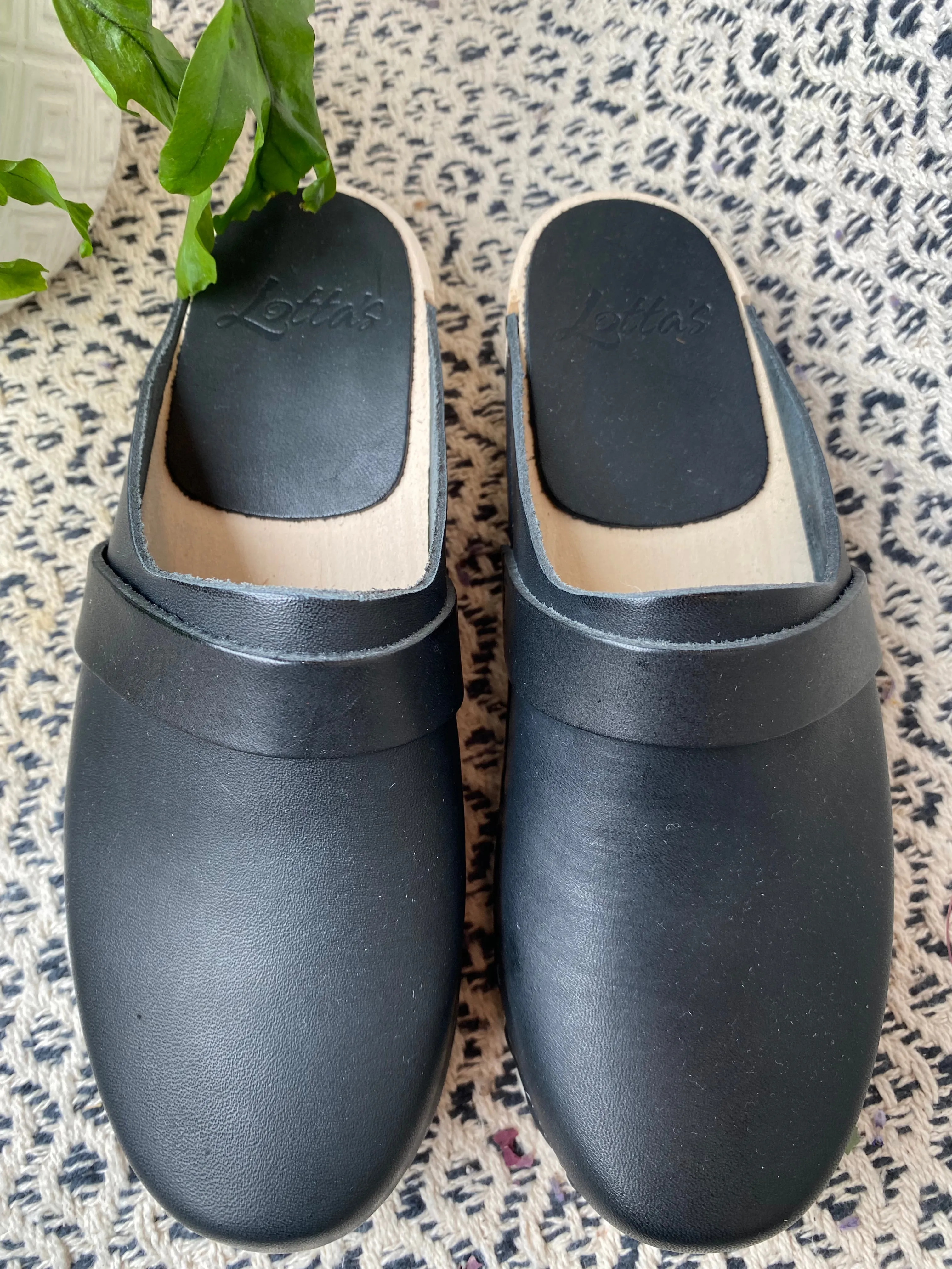 Elsa Classic Black Leather Clogs