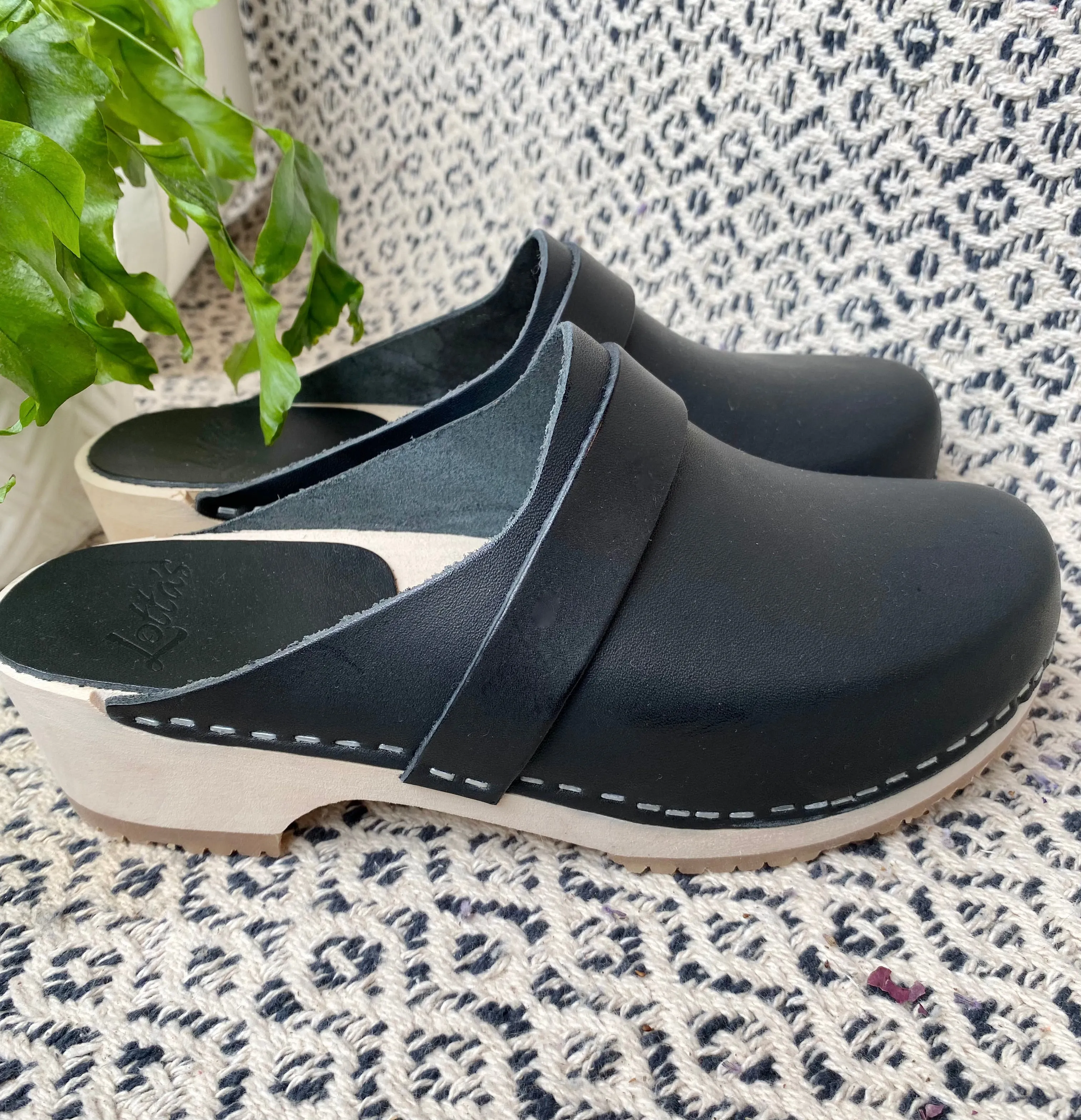 Elsa Classic Black Leather Clogs