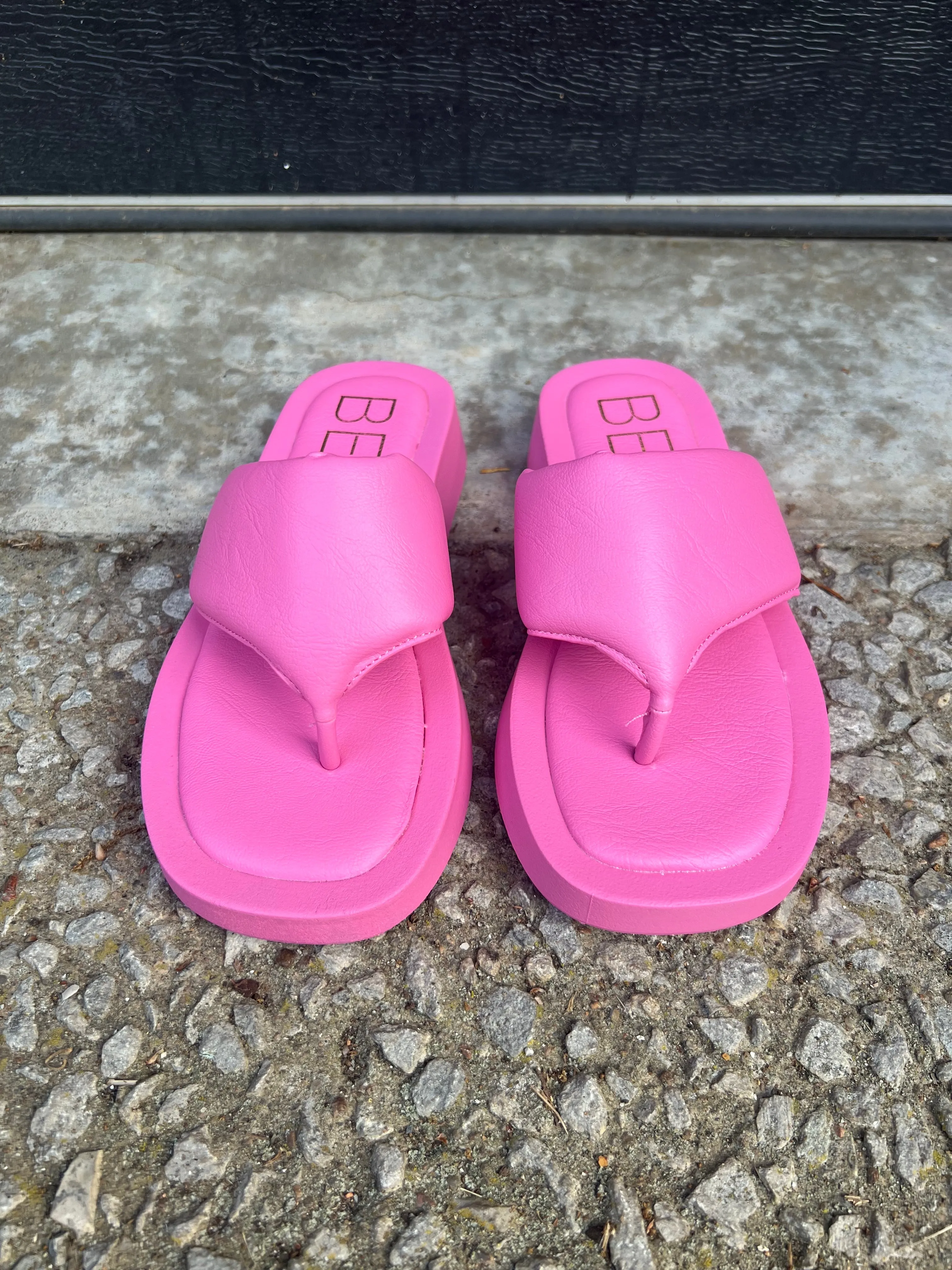 Izzie Thong Sandal in Hot Pink