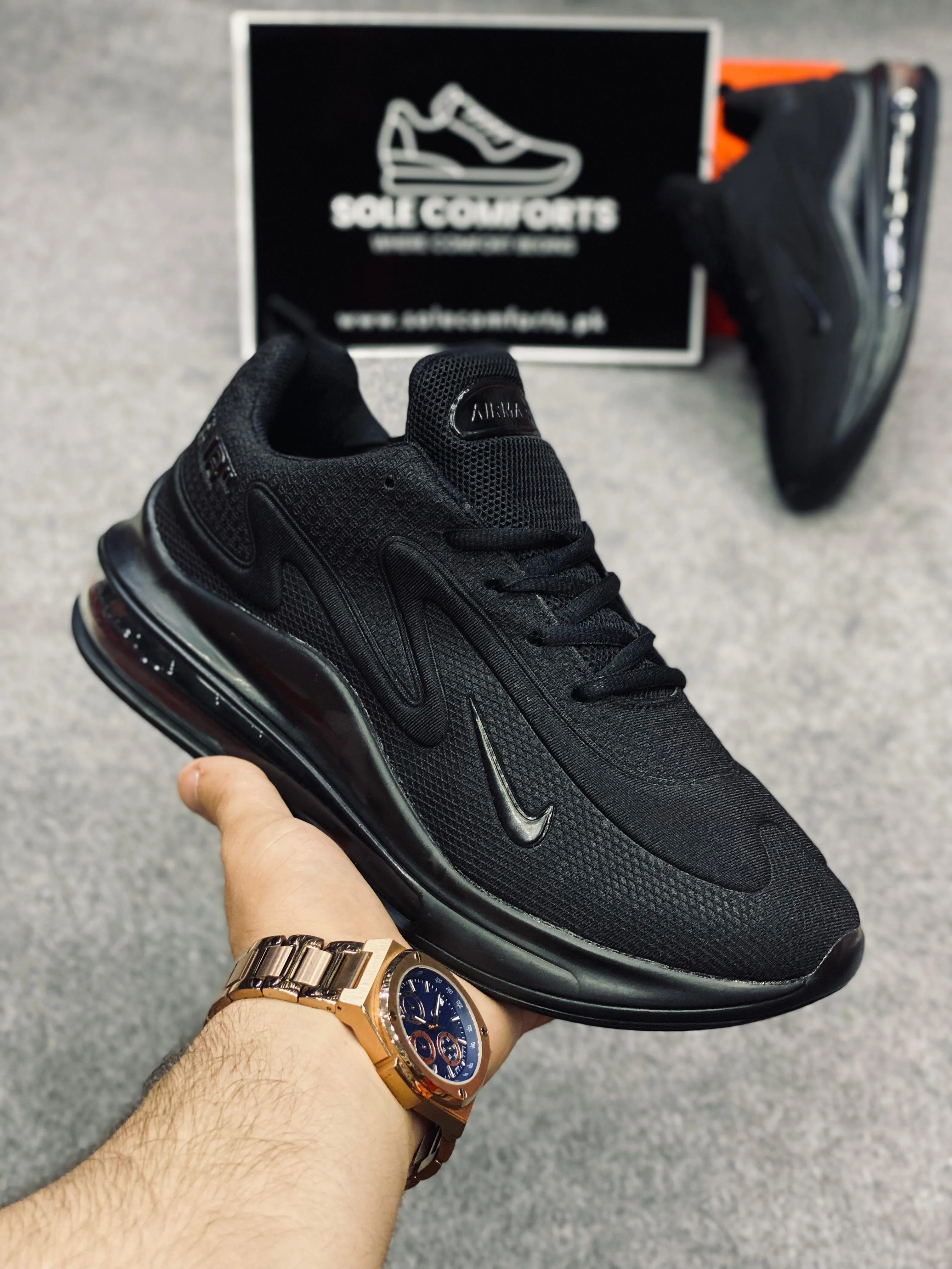 Nike Air Max 720 - Black