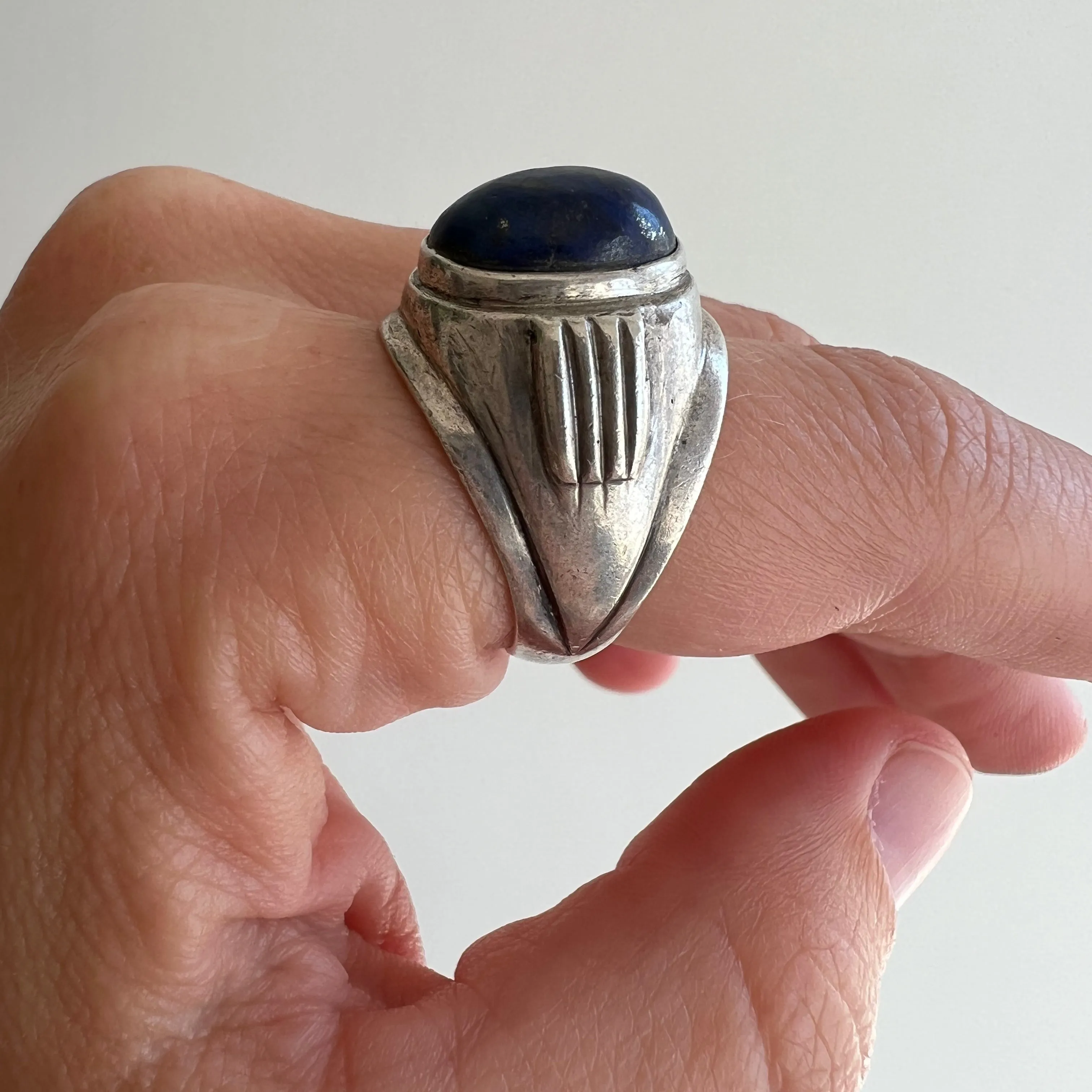 V I N T A G E // oval eye / sterling silver domed lapis lazuli ring / size 7-7.25