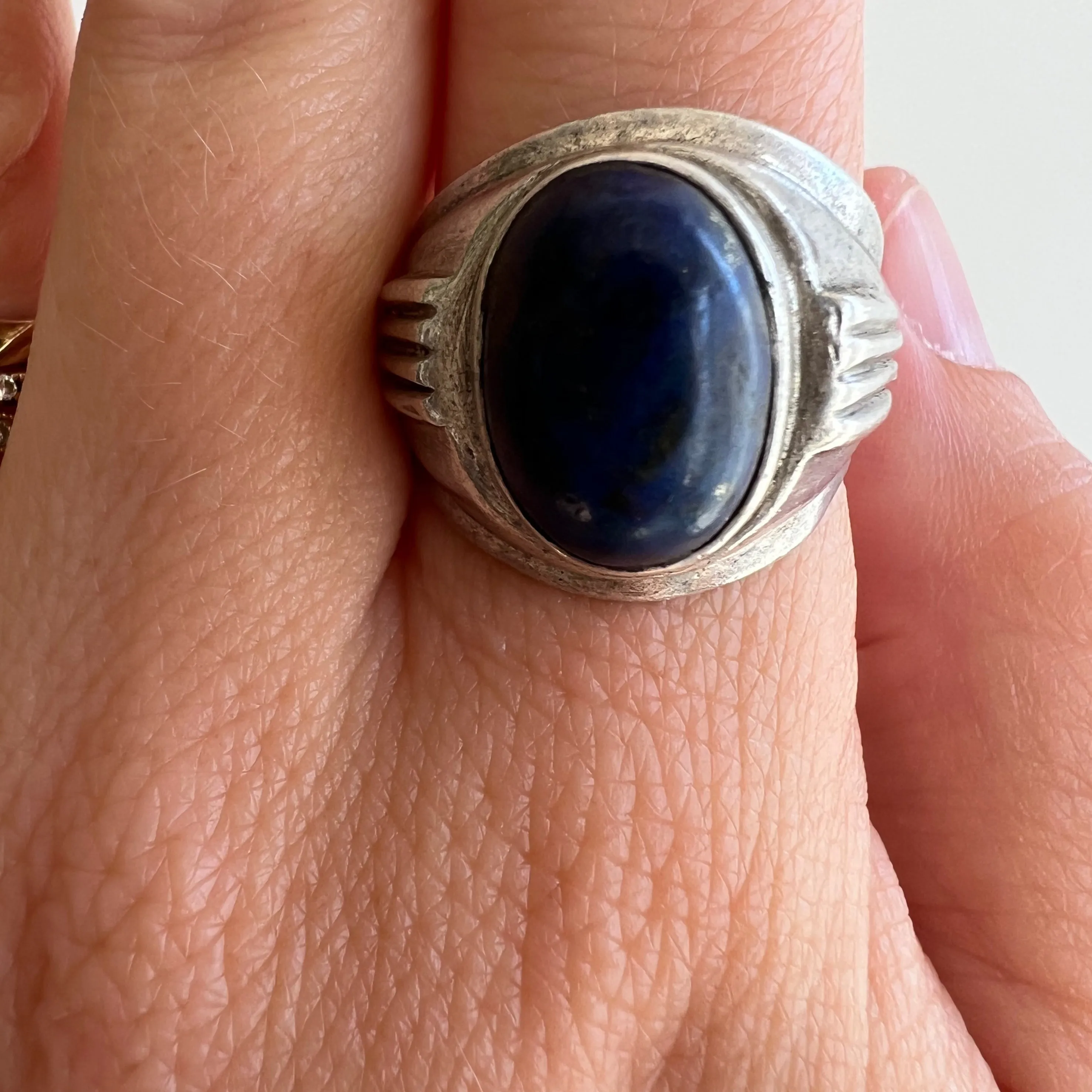 V I N T A G E // oval eye / sterling silver domed lapis lazuli ring / size 7-7.25