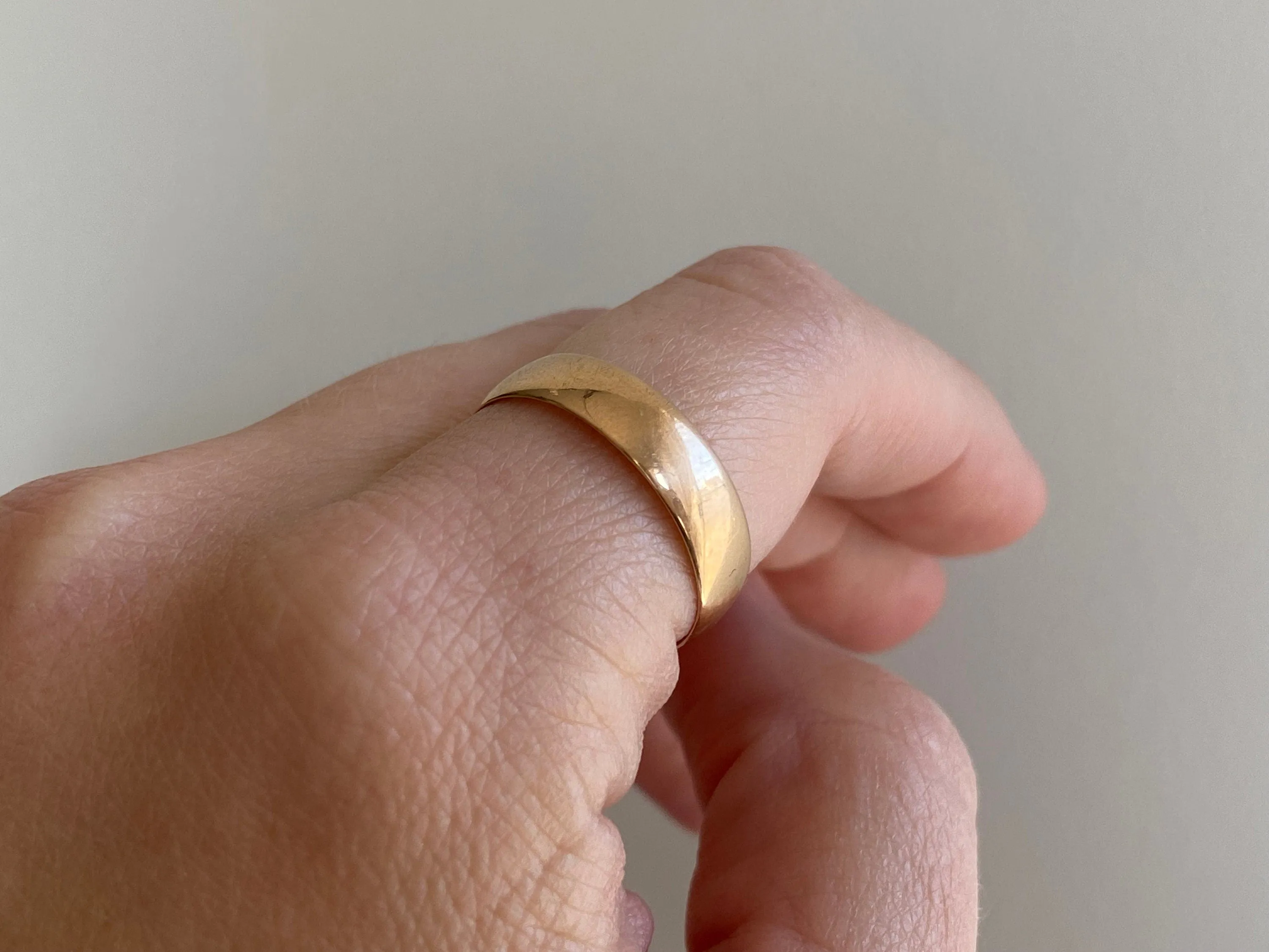 V I N T A G E / simple circle / plain wide Victorian 18k yellow gold cigar band / wedding band / size 8.25