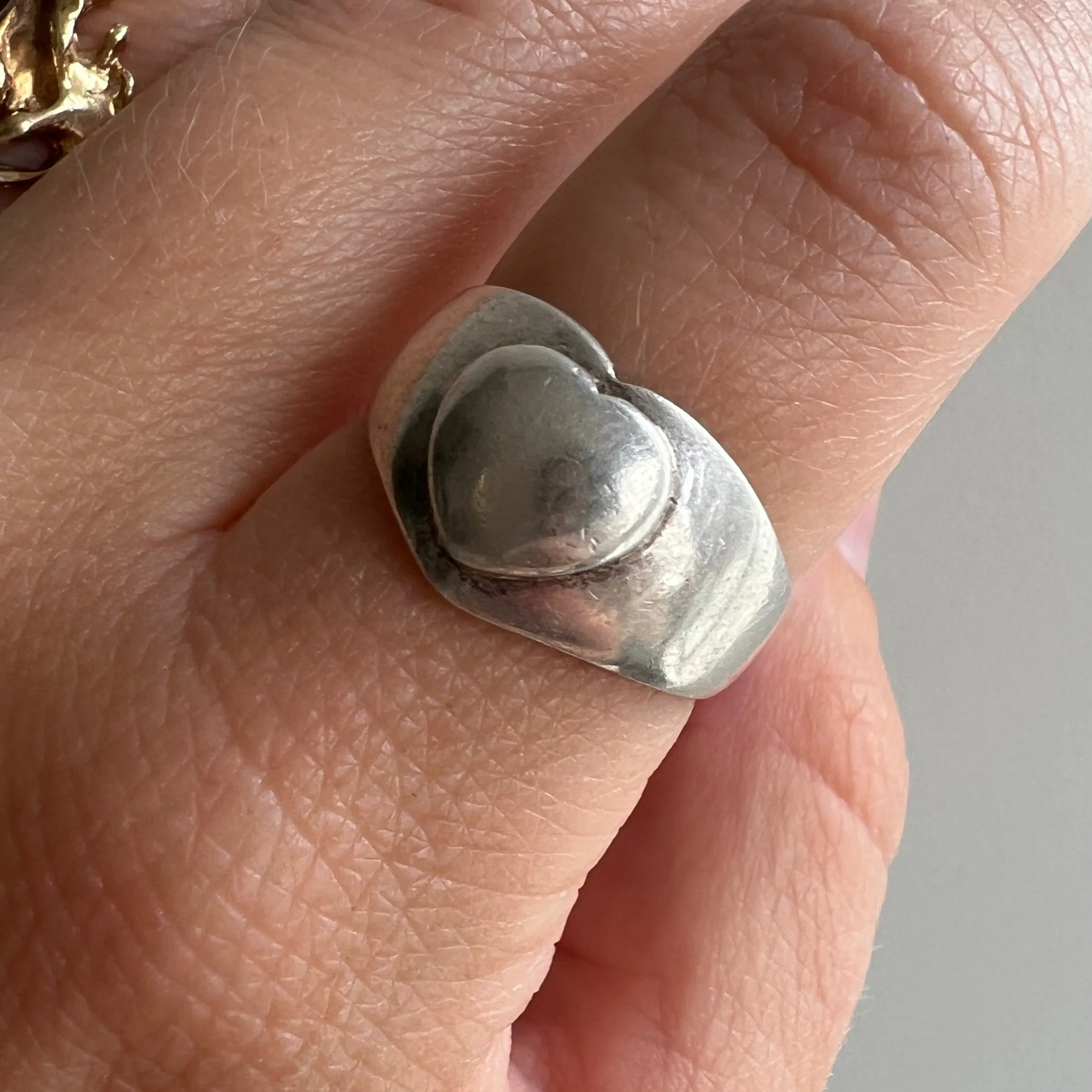 V I N T A G E // sublte love signet / sterling silver slightly dome heart signet ring / size 6.75